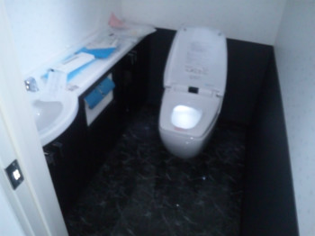 狭いトイレも、このとおり。すごく快適になりました。 狭いトイレも、このとおり。すごく快適になりました。