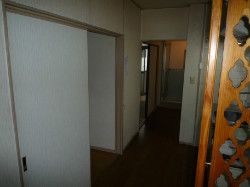 施工前は、見た目も狭く感じる通路のような部屋が、施工後に解消。
デザインにもこだわりました。床もピカピカです。 施工前は、見た目も狭く感じる通路のような部屋が、施工後に解消。
デザインにもこだわりました。床もピカピカです。